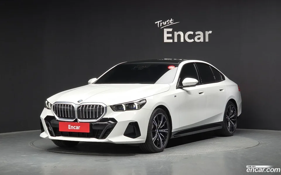 BMW 5 Series 530i xDrive M 2024 — фото 1, купить с доставкой в Москву