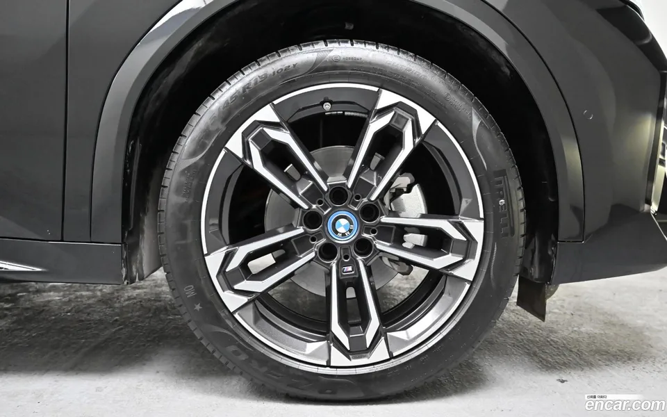BMW iX2 eDrive 20 M 2024 — миниатюра 5