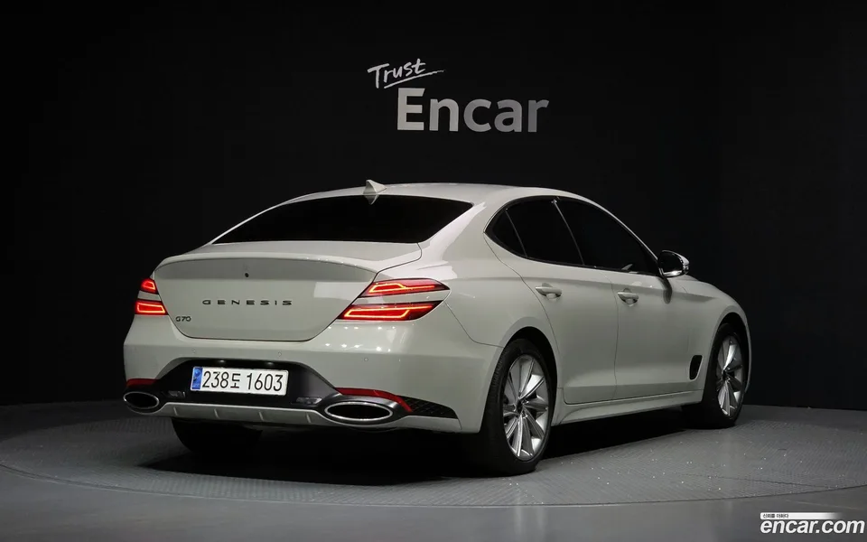 Genesis G70 2.5T 2WD 2023 — миниатюра 2