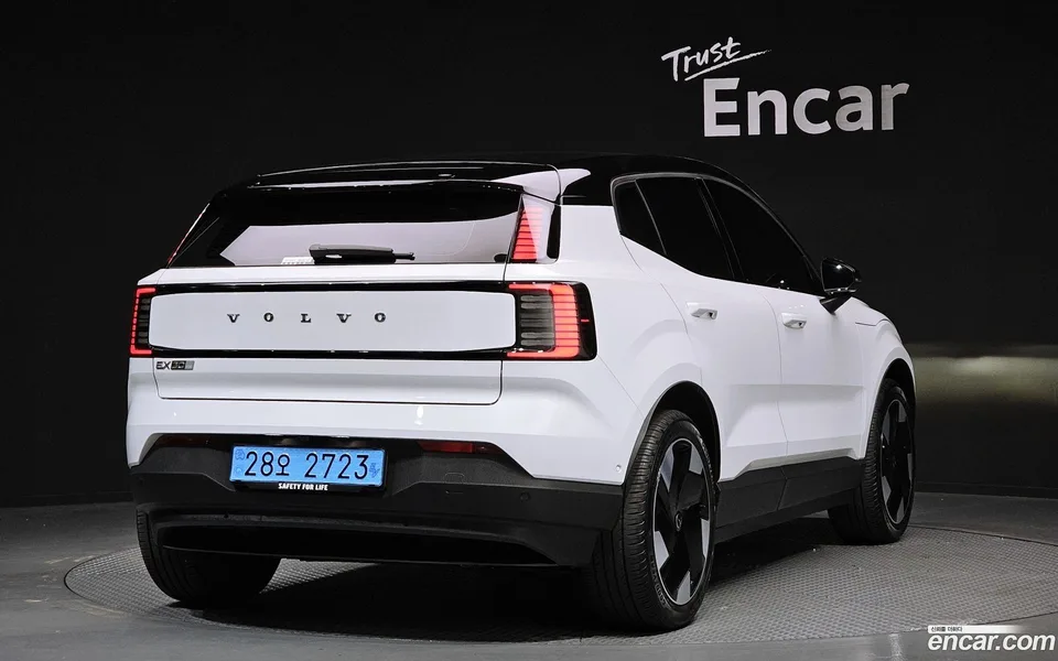 Volvo EX30 2025 — миниатюра 2