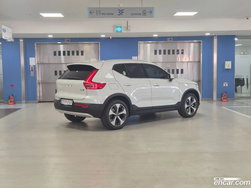 Volvo XC40 B4 2025 — миниатюра 2