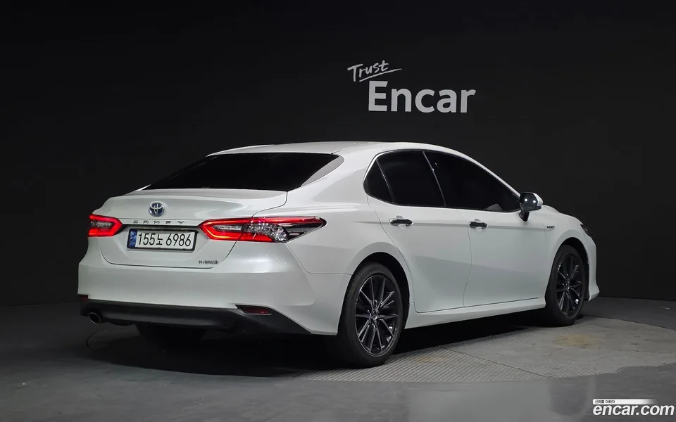 Toyota Camry 2.5 XLE 2023 — миниатюра 2