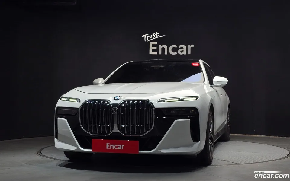BMW 7 Series 740i xDrive M 2023 — миниатюра 3