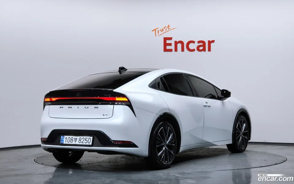 Toyota Prius 2.0 XLE 2024 — миниатюра 2