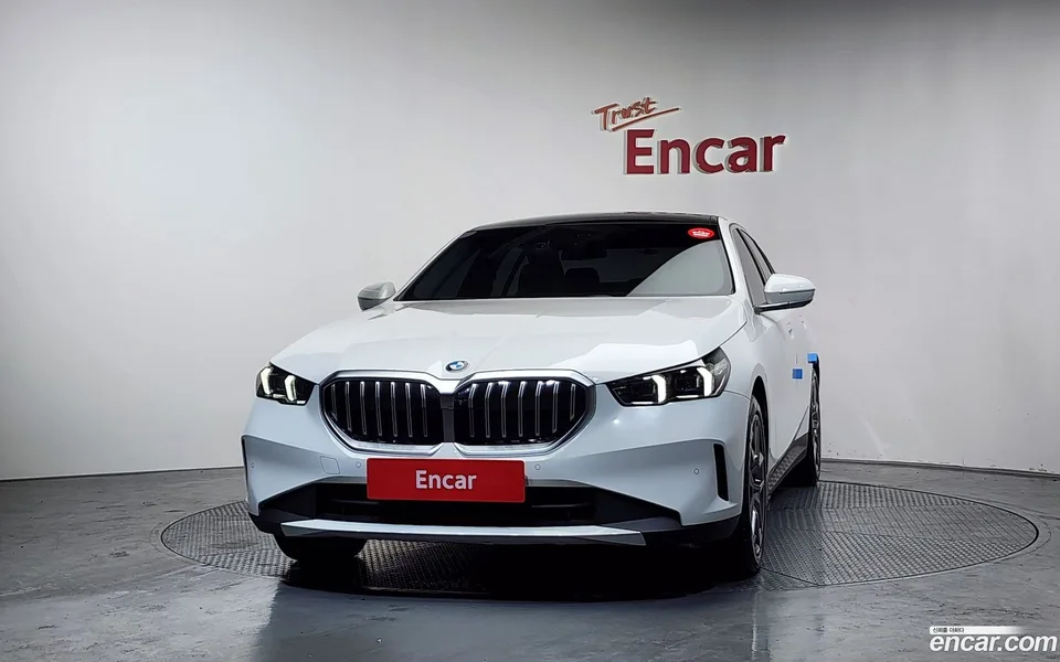 BMW 5 Series 520i 2023 — миниатюра 3