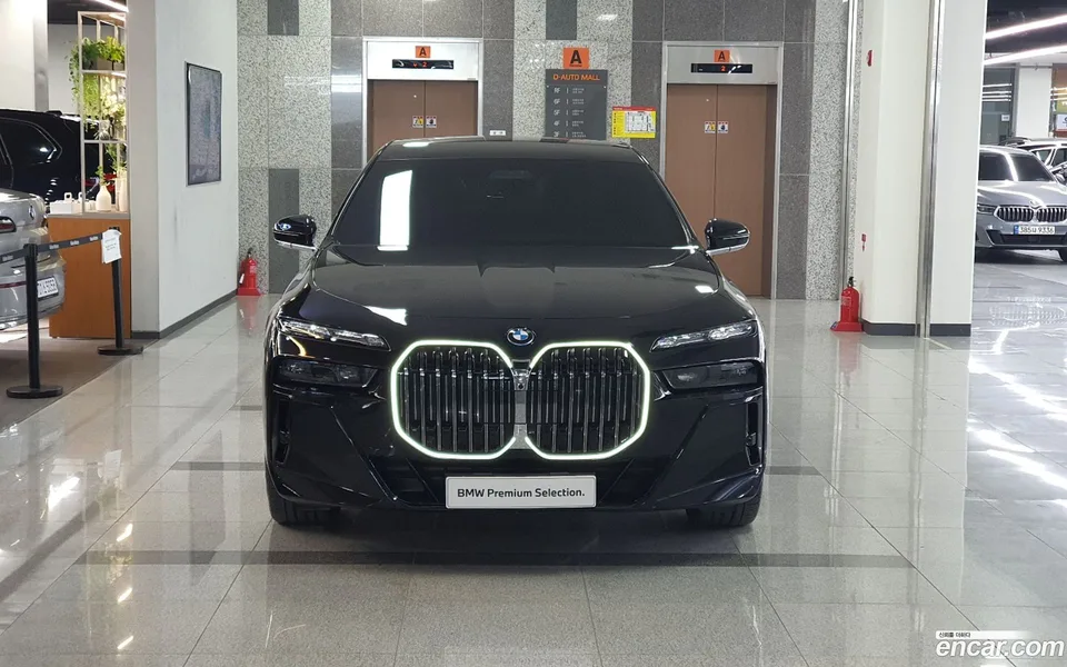 BMW 7 Series 750e xDrive M 2023 — миниатюра 3