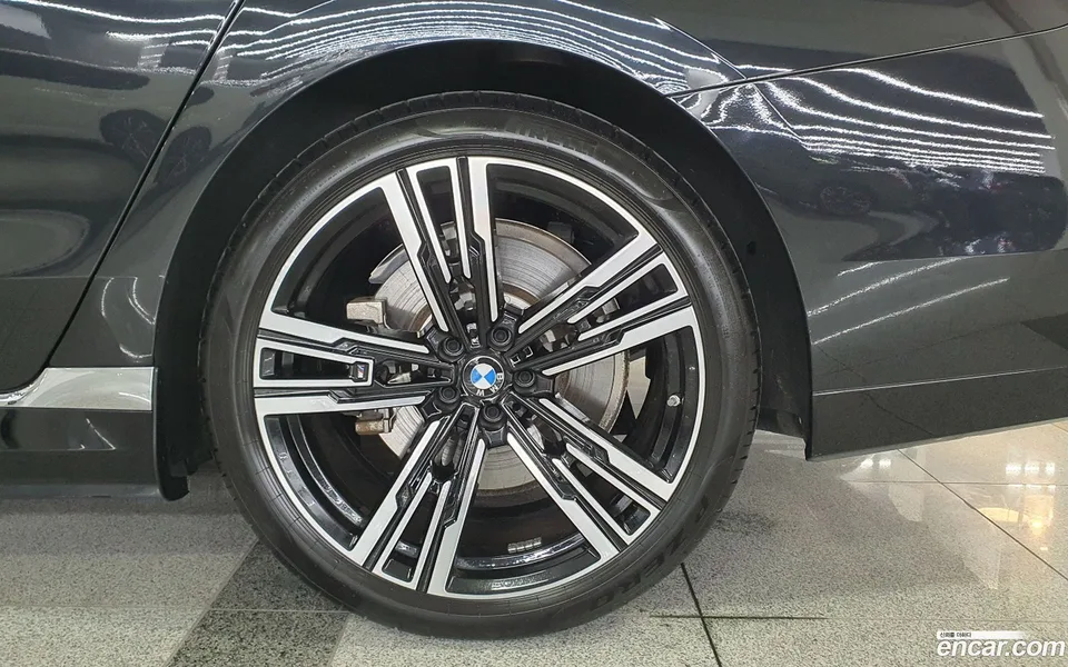 BMW 7 Series 750e xDrive M 2023 — миниатюра 5