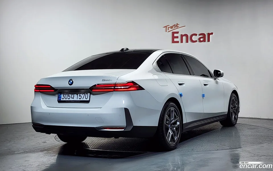 BMW 5 Series 520i 2023 — миниатюра 2