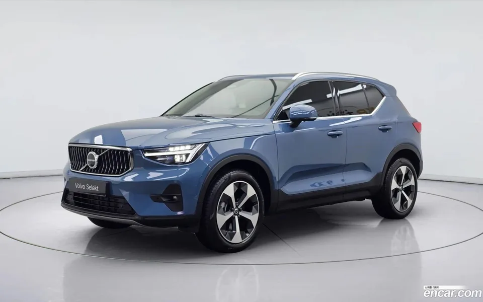 Volvo XC40 B4 2025 — фото 1, купить с доставкой в Москву