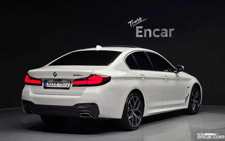 BMW 5 Series 530e M 2022 — миниатюра 2