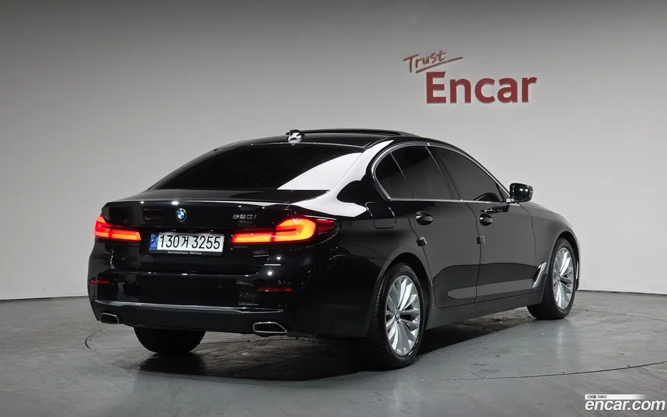 BMW 5 Series 520i 2023 — миниатюра 2