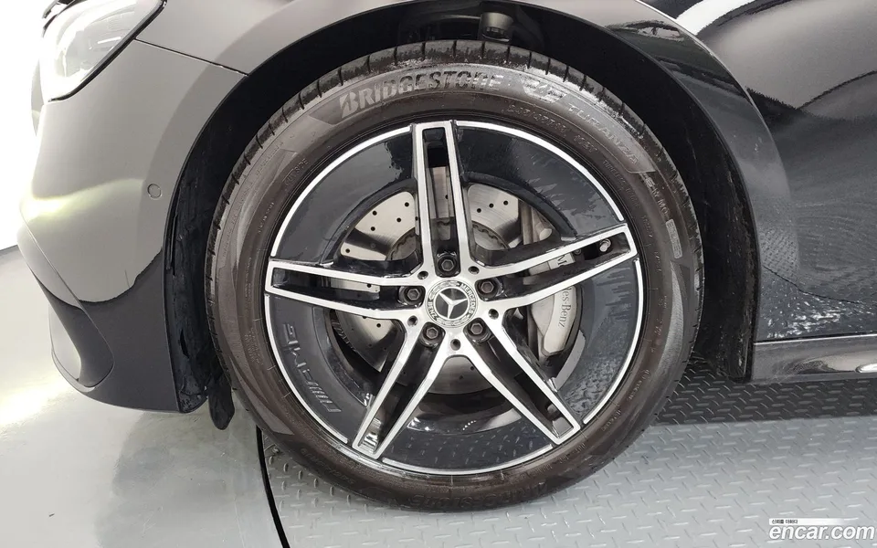 Mercedes-Benz E-Class E300 4MATIC AMG Line 2025 — миниатюра 5