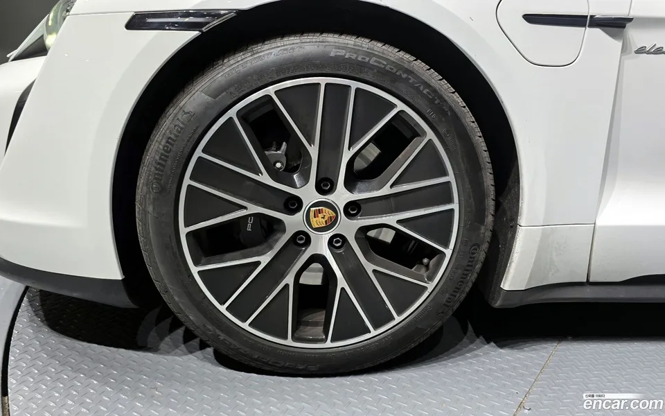 Porsche Taycan 2023 — миниатюра 5