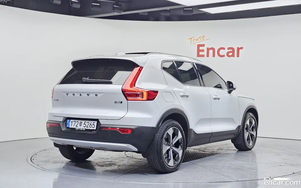 Volvo XC40 B4 2023 — миниатюра 2