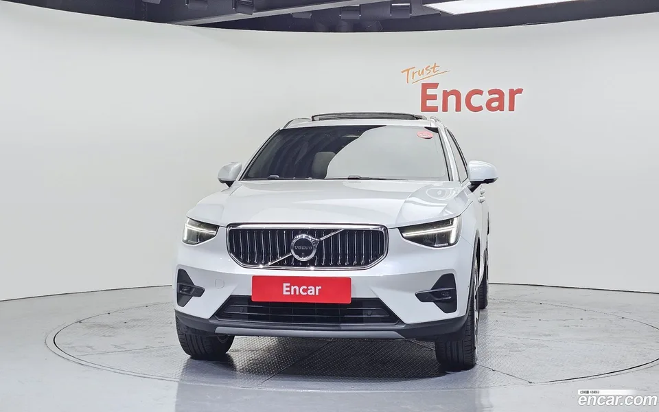 Volvo XC40 B4 2023 — миниатюра 3
