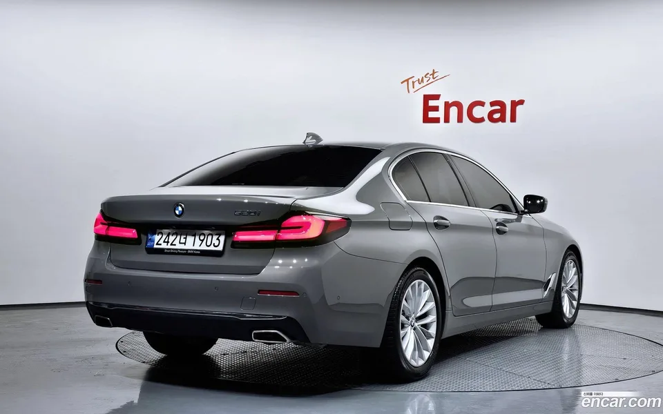 BMW 5 Series 520i 2022 — миниатюра 2
