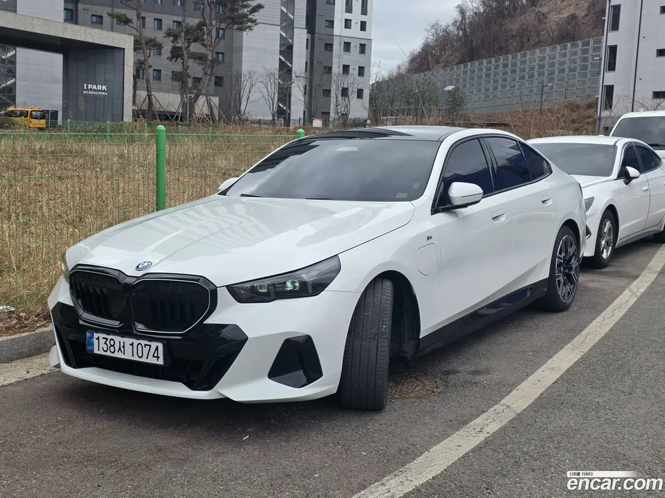BMW 5 Series 530e xDrive M 2025 — миниатюра 3