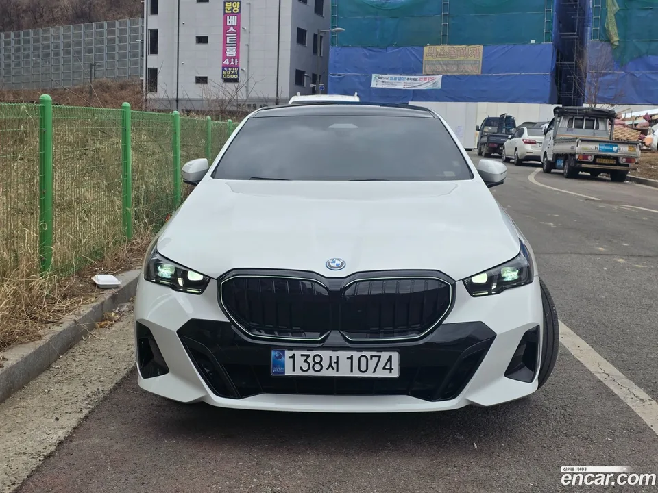 BMW 5 Series 530e xDrive M 2025 — фото 1, купить с доставкой в Москву