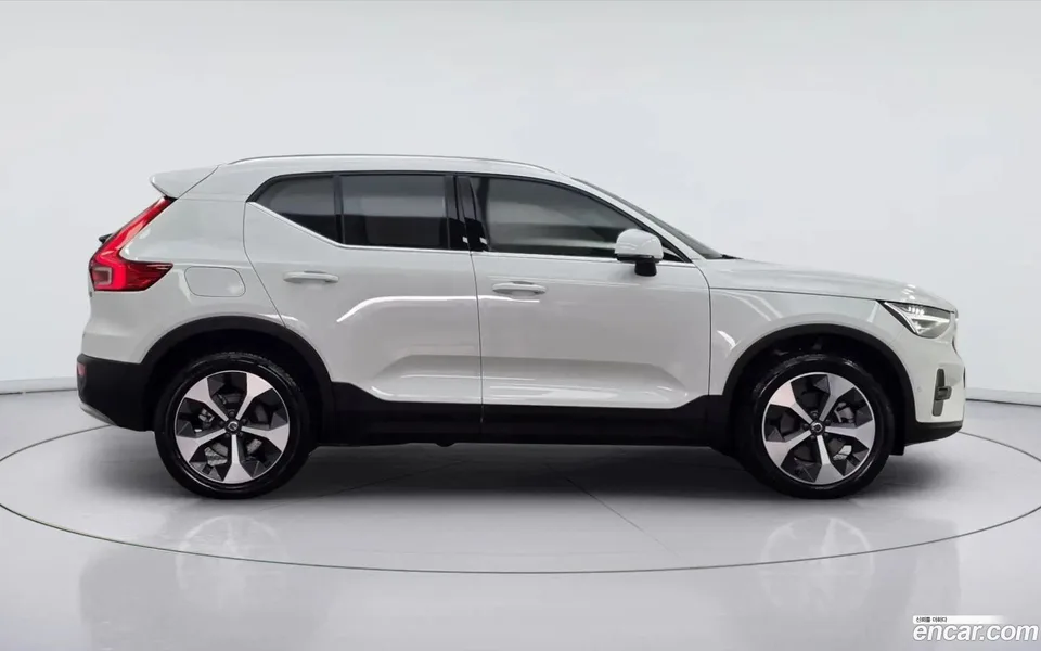 Volvo XC40 B4 2025 — миниатюра 3