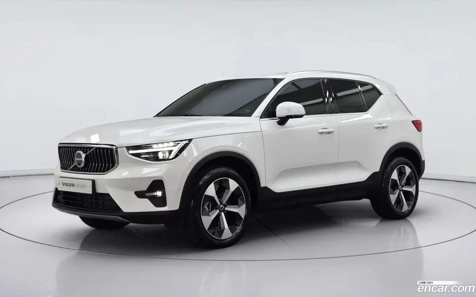 Volvo XC40 B4 2025 — фото 1, купить с доставкой в Москву