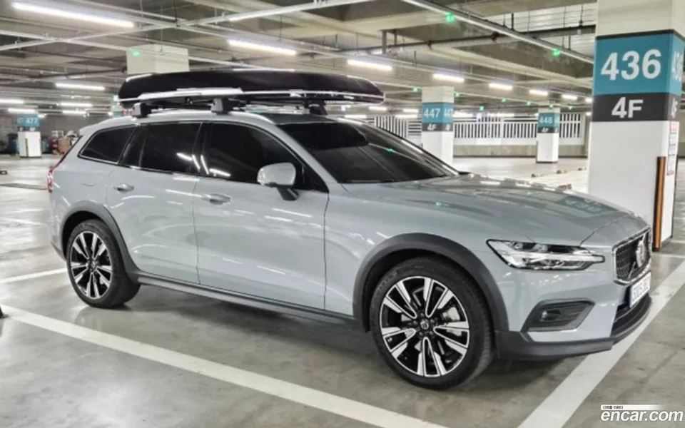 Volvo V60 Cross Country B5 AWD 2023 — миниатюра 2