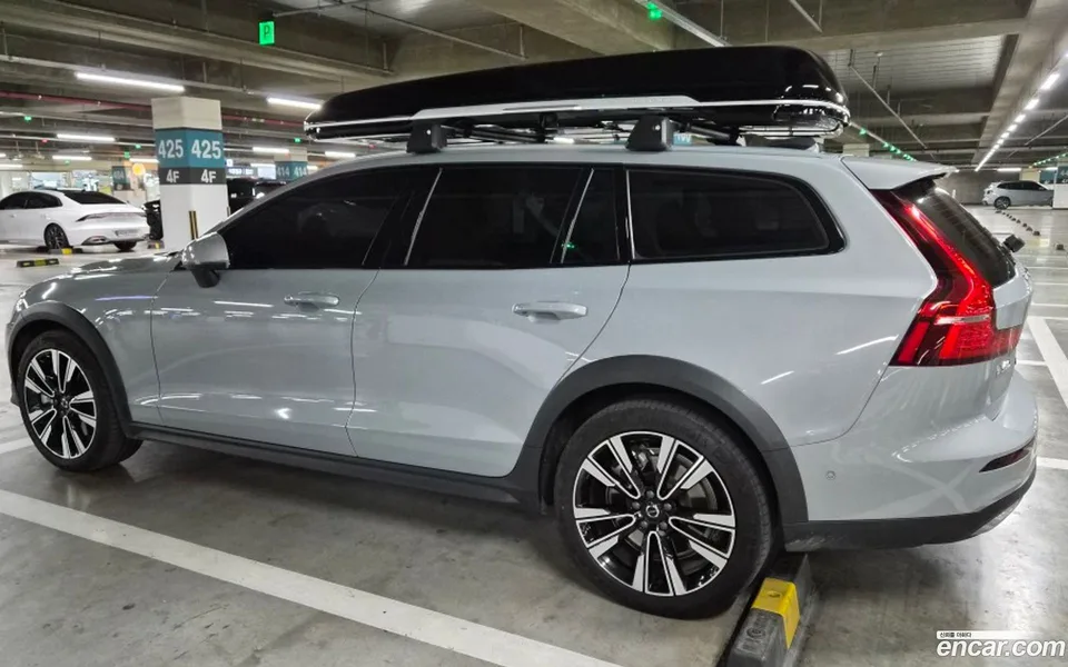 Volvo V60 Cross Country B5 AWD 2023 — миниатюра 5