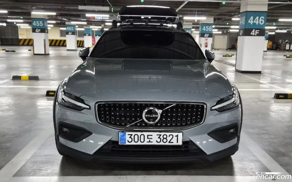 Volvo V60 Cross Country B5 AWD 2023 — фото 1, купить с доставкой в Москву