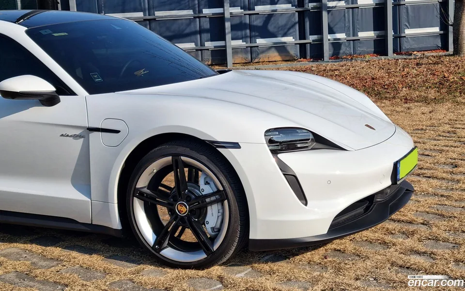 Porsche Taycan 2024 — миниатюра 2