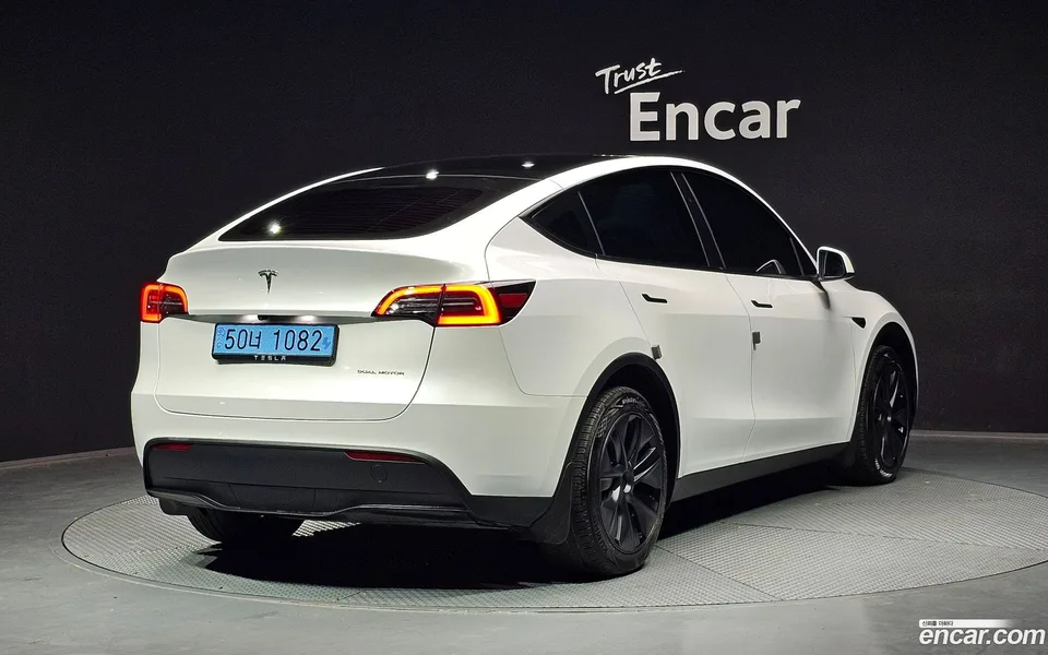 Tesla Model Y AWD 2024 — миниатюра 2