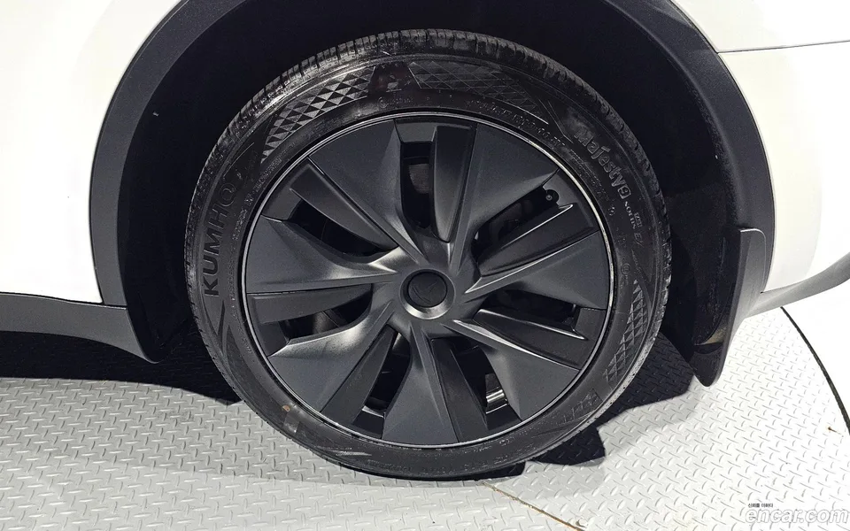 Tesla Model Y AWD 2024 — миниатюра 5