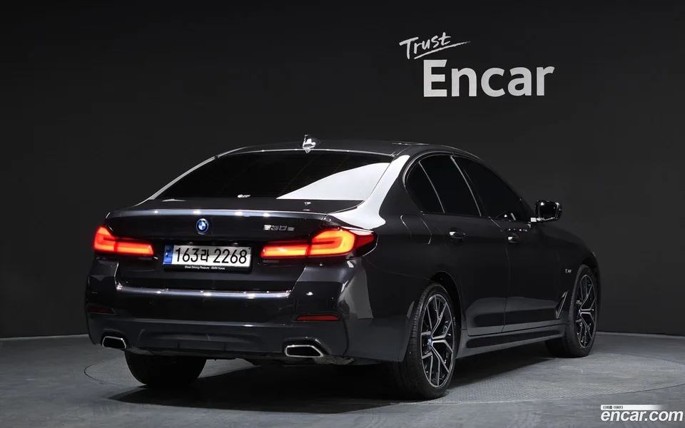 BMW 5 Series 530e M 2023 — миниатюра 2