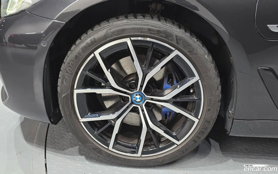 BMW 5 Series 530e M 2023 — миниатюра 5