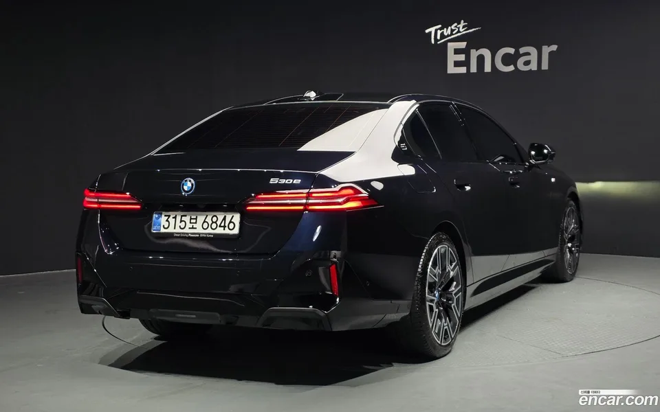 BMW 5 Series 530e M 2025 — миниатюра 2