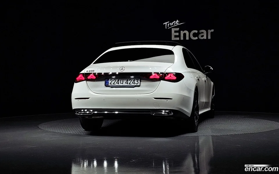 Mercedes-Benz E-Class E200 2025 — миниатюра 4