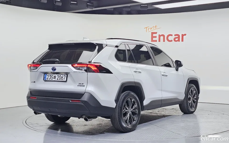 Toyota RAV4 2.5 2WD XLE 2023 — миниатюра 2
