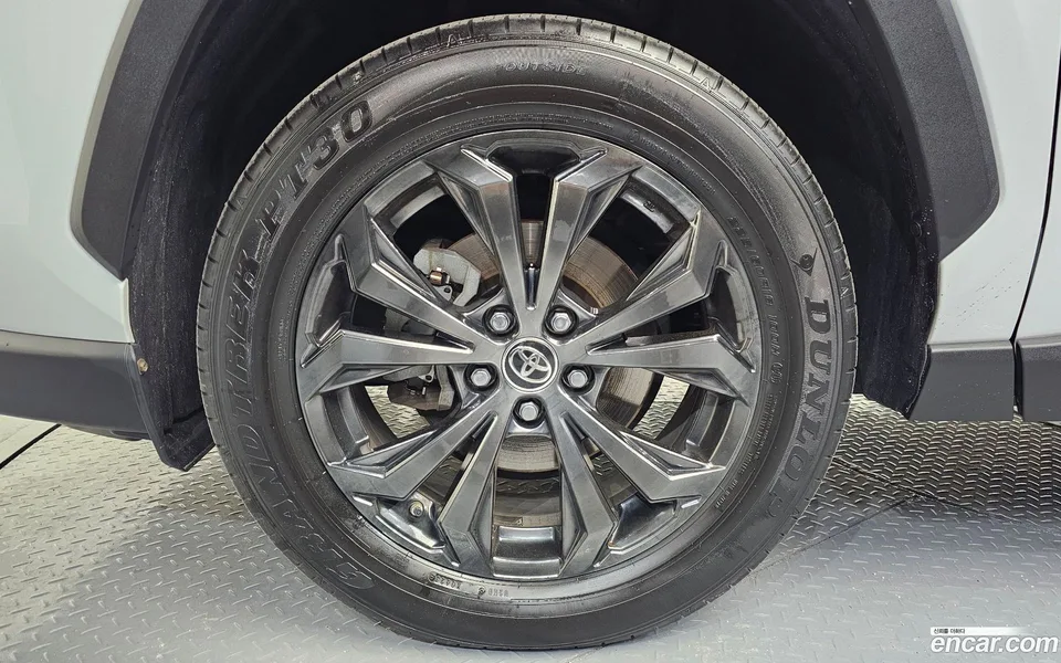 Toyota RAV4 2.5 2WD XLE 2023 — миниатюра 5