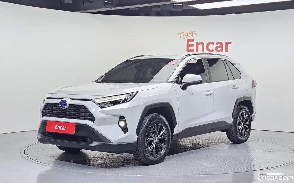 Toyota RAV4 2.5 2WD XLE 2023 — фото 1, купить с доставкой в Москву
