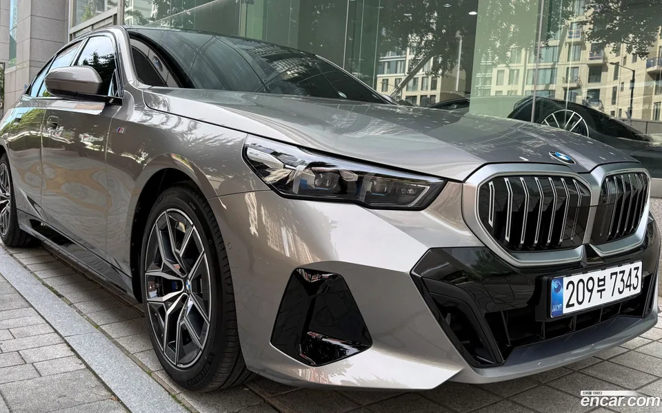 BMW 5 Series 520i M 2025 — фото 1, купить с доставкой в Москву