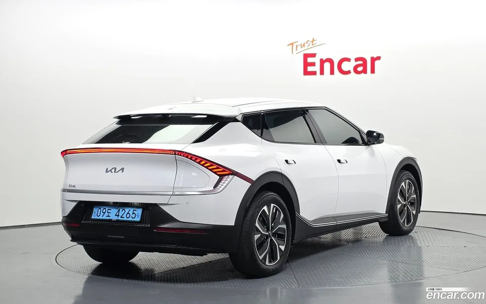 Kia EV6 2023 — миниатюра 2