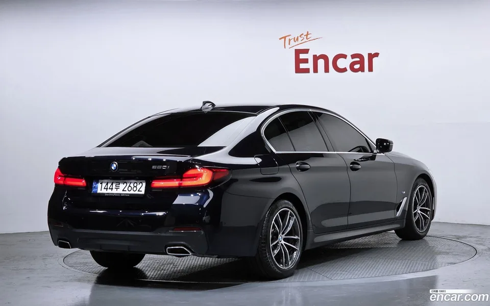 BMW 5 Series 520i M 2023 — миниатюра 2