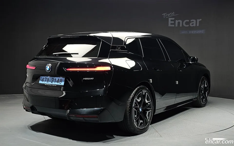 BMW iX xDrive50 2023 — миниатюра 2