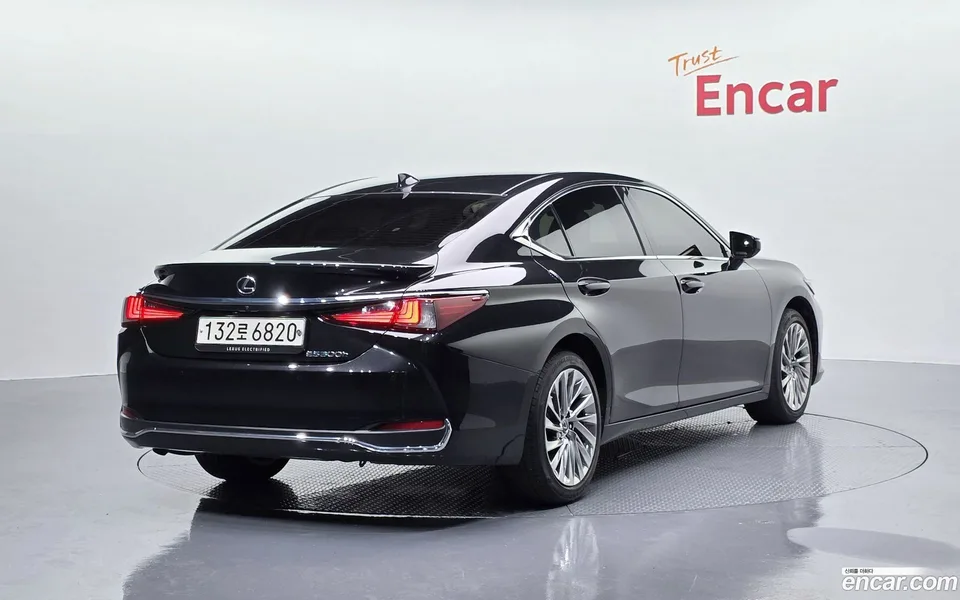 Lexus ES 300h 2023 — миниатюра 2