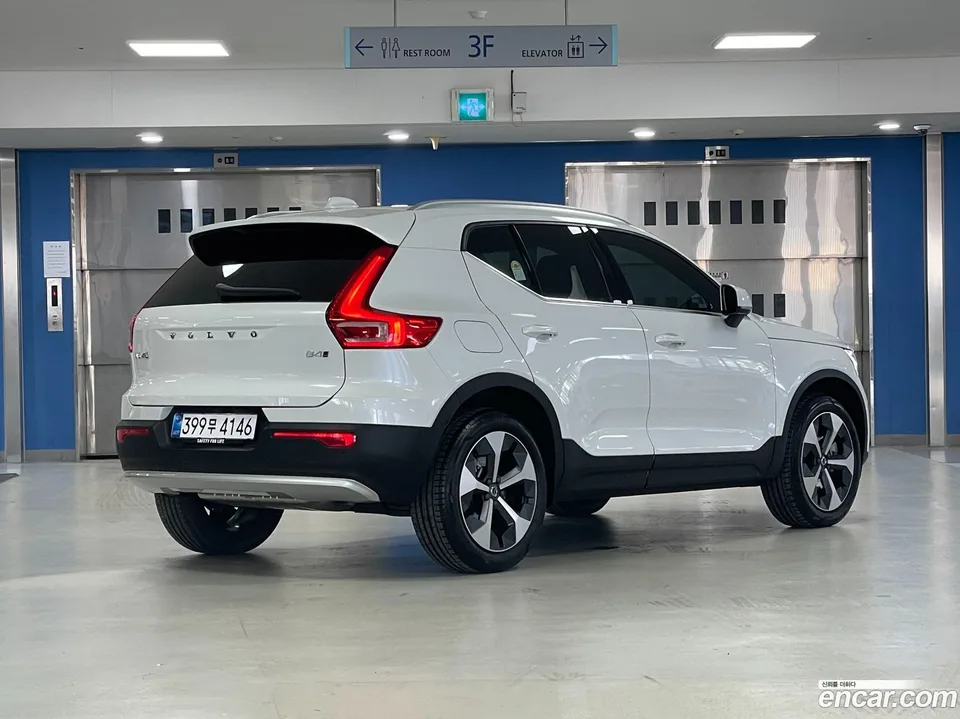 Volvo XC40 B4 2025 — миниатюра 2
