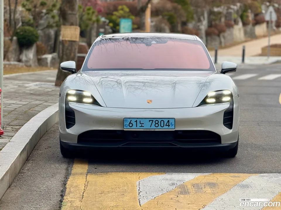 Porsche Taycan GTS 2022 — миниатюра 2
