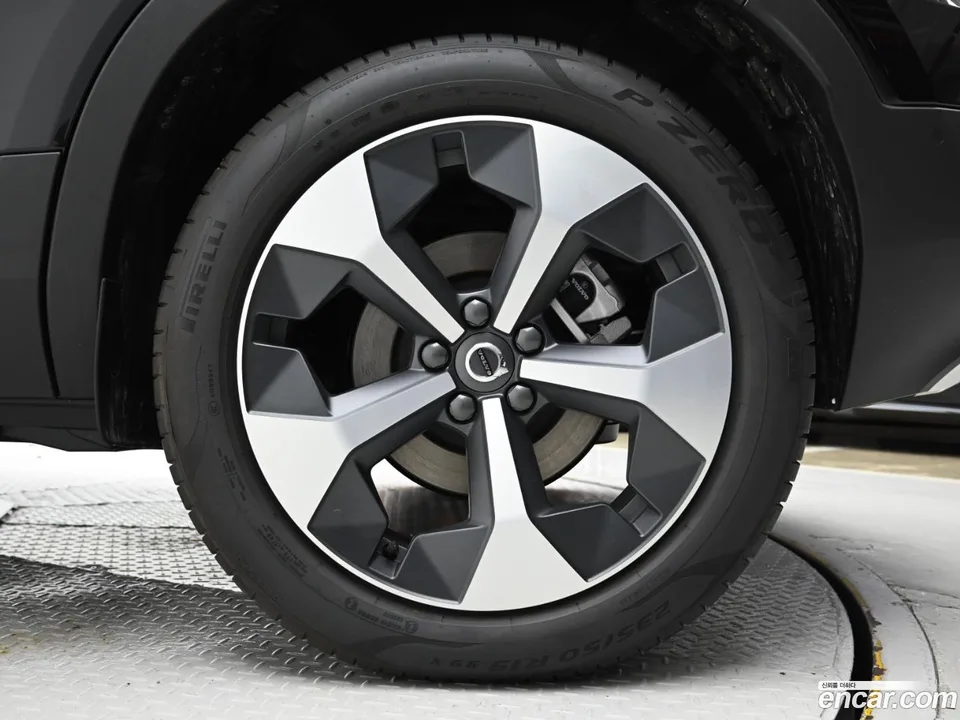 Volvo XC40 B4 2025 — миниатюра 5