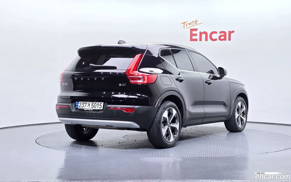 Volvo XC40 B4 2023 — миниатюра 2