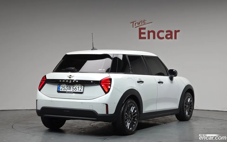 MINI Cooper C 5 2025 — миниатюра 2