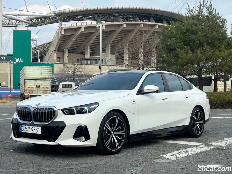 BMW 5 Series 530e M 2025 — фото 1, купить с доставкой в Москву