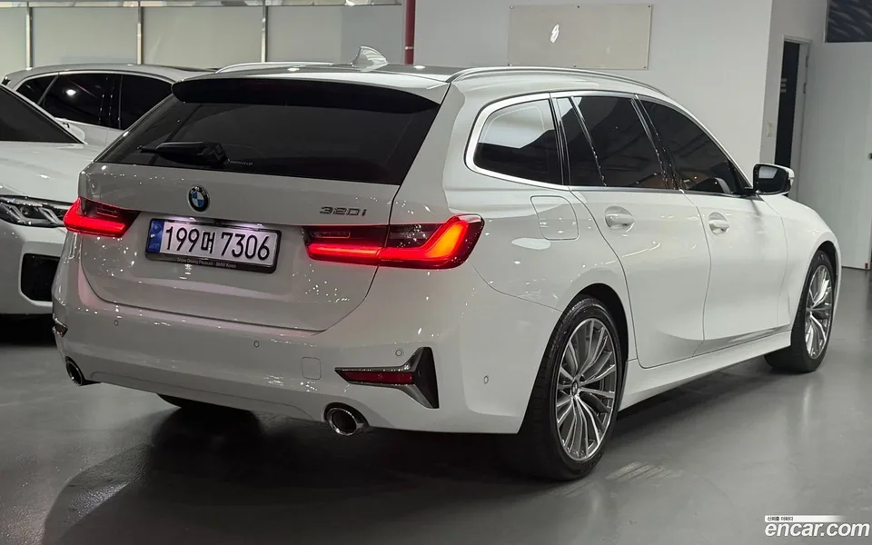 BMW 3 Series 320i 2022 — миниатюра 2