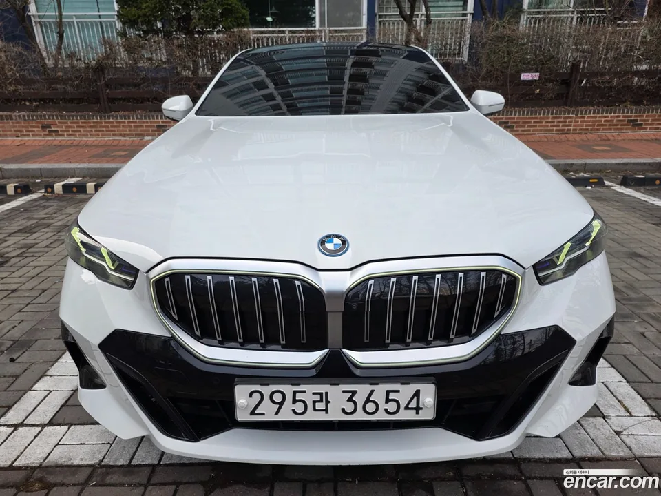 BMW 5 Series 530e M 2024 — миниатюра 2